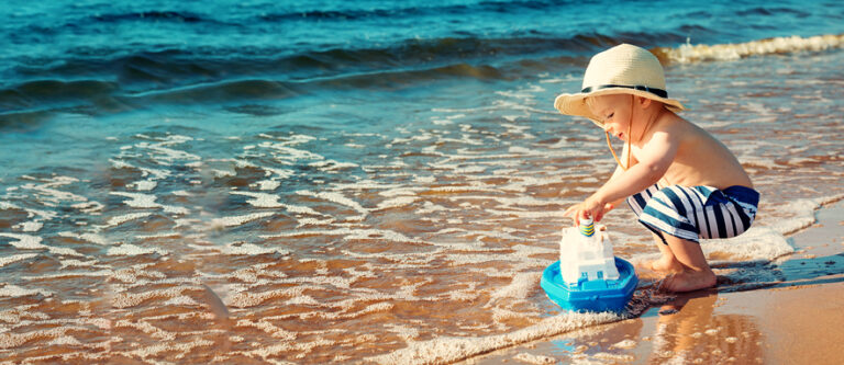 10 Essential Tips for a Perfect Day at the Beach with Your Child
